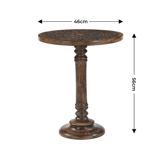 Handgefertigter Beistelltisch aus Mangoholz mit antikbraunem Finish und geschnitztem Design, Maße 46cm x 56cm.