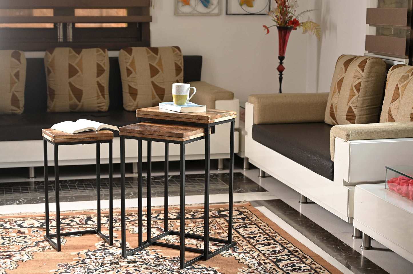 Set mit Beistelltischen im Industrial Chic – Akzenttische aus Metall und Holz (3 Stück)
