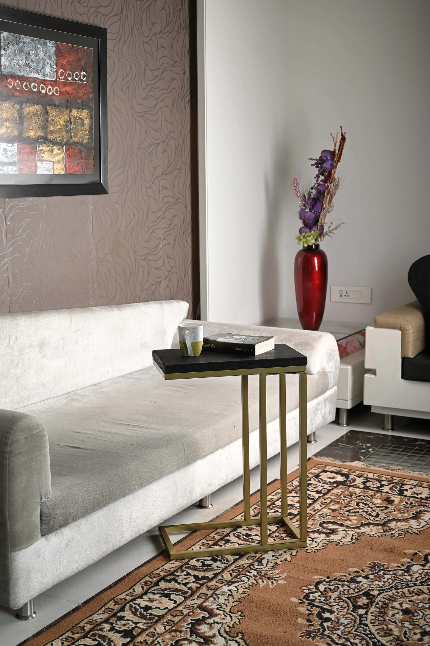 Modernes Wohnzimmer mit Sofa, Beistelltisch aus Mangoholz, Teppich und Deko-Vase