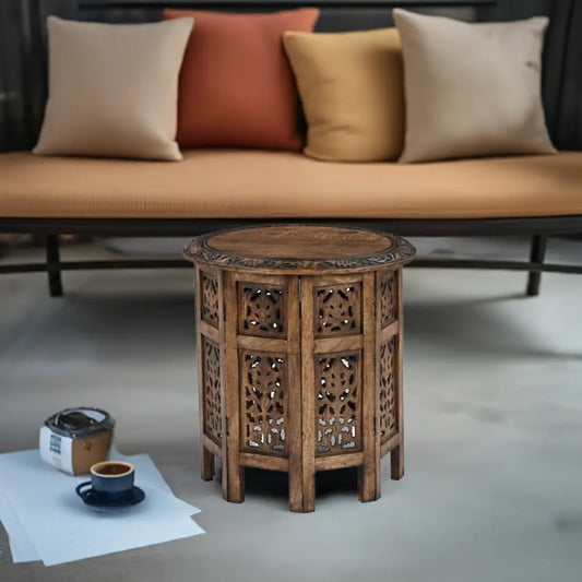 Handgefertigter Mangoholz-Tisch mit orientalischen Schnitzereien vor Sofa, iAnanas Möbel