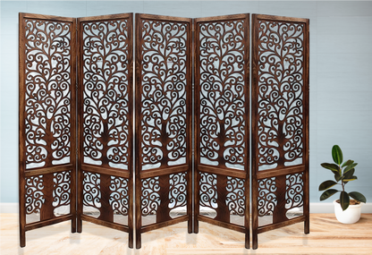 Handgefertigter 5-teiliger Sichtschutz aus Mangoholz – Braun im modernen Interieur mit eleganter geschnitzter Oberfläche.