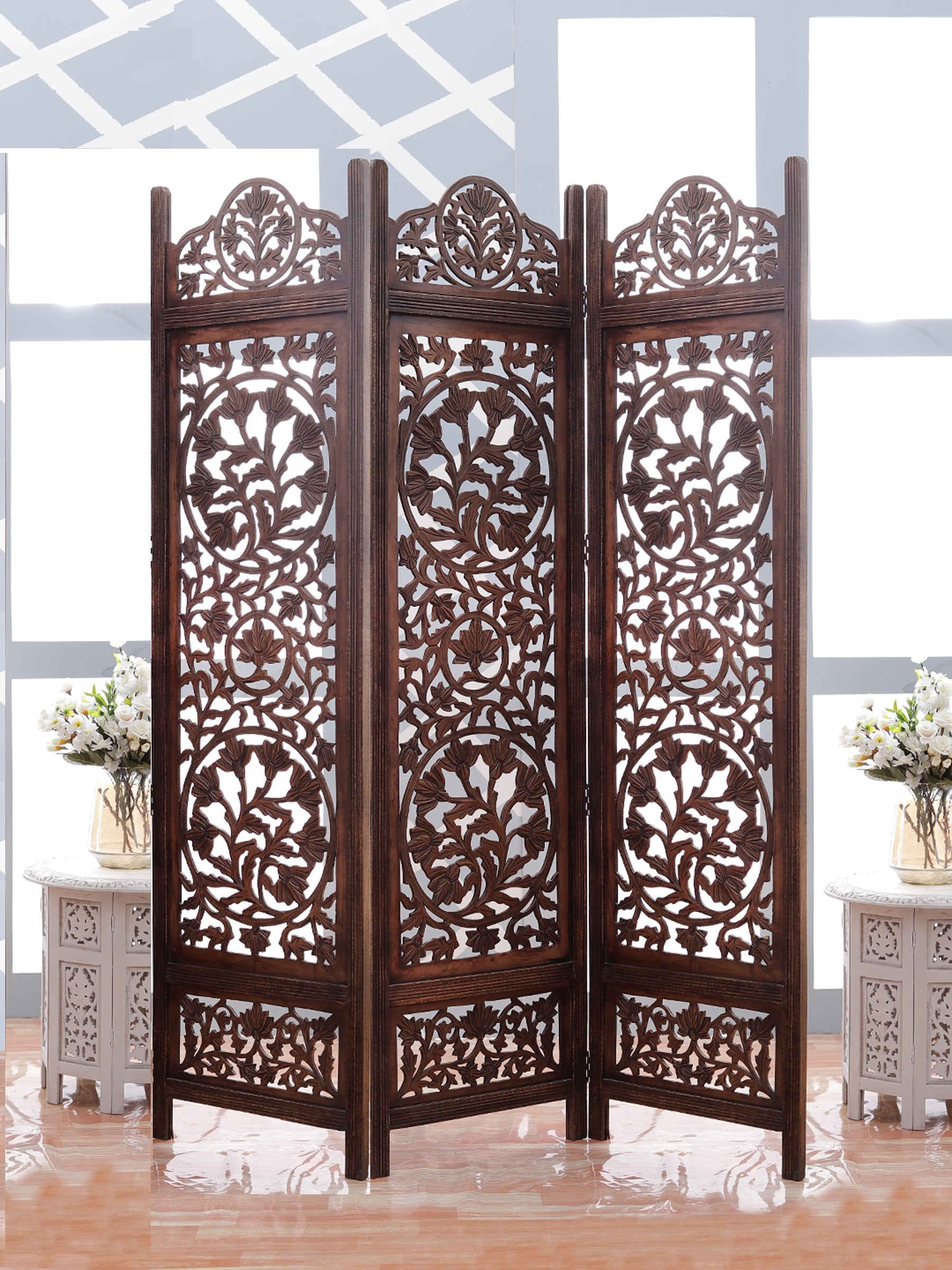 Handgefertigter Raumteiler aus Holz mit geometrischem Muster iAnanas