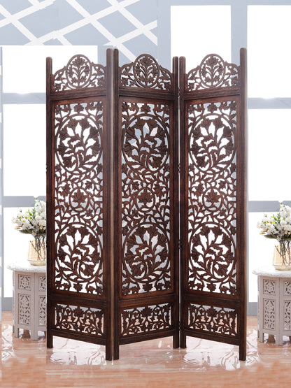 Handgefertigter Raumteiler aus Holz mit geometrischem Muster iAnanas