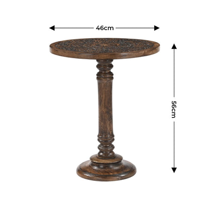 Handgefertigter Beistelltisch aus Mangoholz mit antikbraunem Finish und geschnitztem Design, Maße 46cm x 56cm.