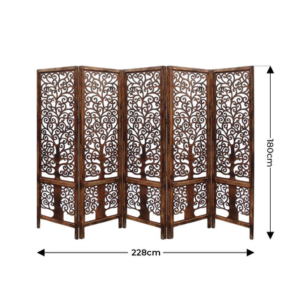 Handgefertigter 5-teiliger Sichtschutz aus Mangoholz – Braun zeigt eleganten Raumteiler mit kunstvollen Schnitzereien.