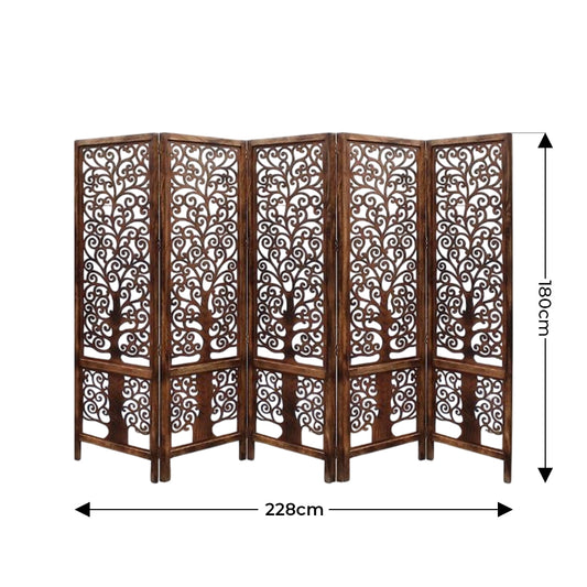 Handgefertigter 5-teiliger Sichtschutz aus Mangoholz – Braun zeigt eleganten Raumteiler mit kunstvollen Schnitzereien.