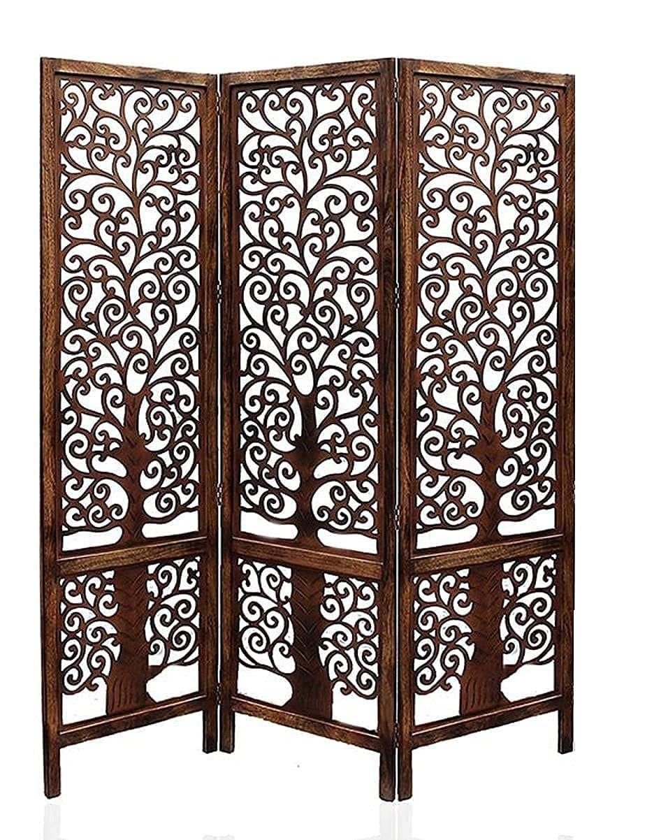 Handgefertigter Raumteiler aus Holz mit geometrischem Muster iAnanas