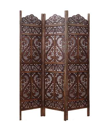 Handgefertigter Raumteiler aus Holz mit geometrischem Muster iAnanas