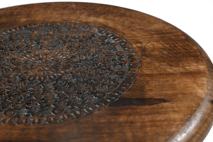 Handgefertigter Beistelltisch aus Holz – Runder Hocker mit Mandala-Schnitzerei iAnanas