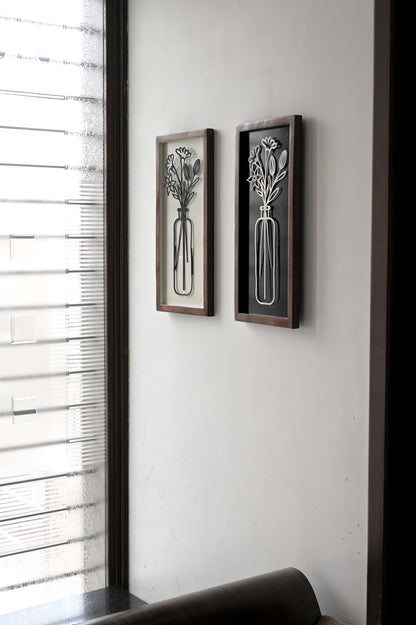 Zwei handgefertigte Mangoholz-Wandbilder mit Blumenmotiv als moderne Deko an weißer Wand