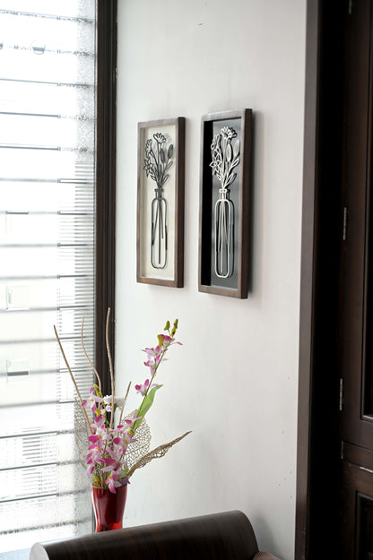 Moderne Mangoholz Deko: Wandbilder mit Blumenmotiv und Vase, daneben Blumenarrangement