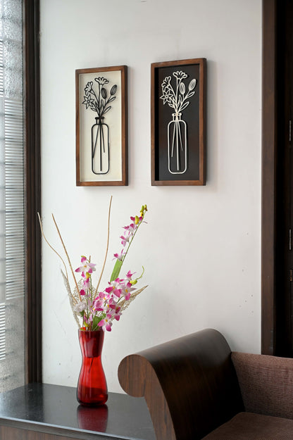 Moderne Mangoholz-Wanddeko mit Blumendekor und roter Vase, nachhaltiges Wohnaccessoire