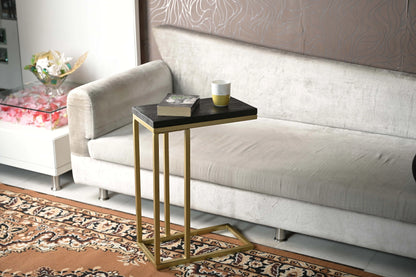 Moderner Mangoholz-Beistelltisch mit Buch und Tasse neben einem hellen Sofa im Wohnzimmer