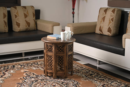 Handgefertigter Mangoholz-Tisch im Wohnzimmer, dekoriert mit Tassen und Büchern, iAnanas Möbel