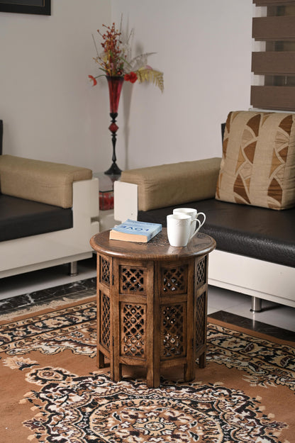 Handgefertigter Mangoholz Beistelltisch im Wohnzimmer, dekoriert mit Tassen und Buch