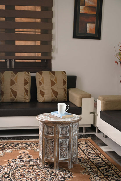 Handgefertigter Mangoholz Couchtisch im Wohnzimmer vor Sofa, Deko im iAnanas Stil