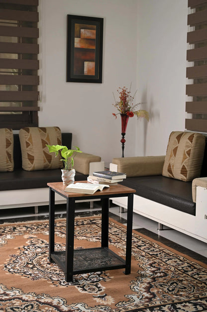 Wohnzimmer mit Mangoholz-Beistelltisch, grünem Pflanzentopf, Büchern und moderner Deko