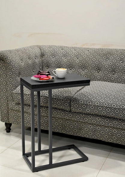 Modernes Beistelltisch aus Mangoholz vor gemustertem Sofa, mit Kaffee und Gebäck dekoriert.