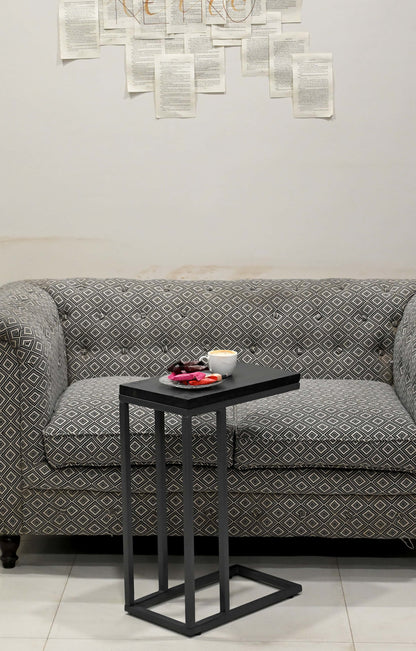 Graues Sofa mit geometrischem Muster, moderner Beistelltisch aus Metall, Deko und Kaffee, iAnanas Möbel