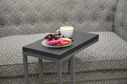 Moderner Beistelltisch aus Mangoholz vor grauem Sofa mit Kaffee und Snacks