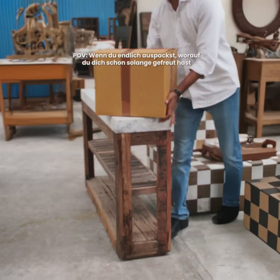 Handbemalter Holztisch – Elefanten Beistelltisch aus Mangoholz mit Mandala in der Werkstatt mit Karton.