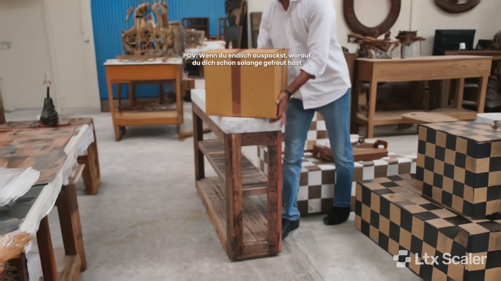 Handbemalter Holztisch – Elefanten Beistelltisch aus Mangoholz mit Mandala in der Werkstatt mit Karton.
